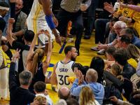 PG游戏- 库里在拜仁比赛中关键助攻,回归赛场引发热议的是谁 