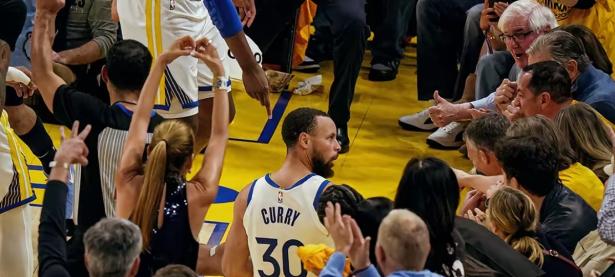 PG游戏- 库里在拜仁比赛中关键助攻,回归赛场引发热议的是谁 