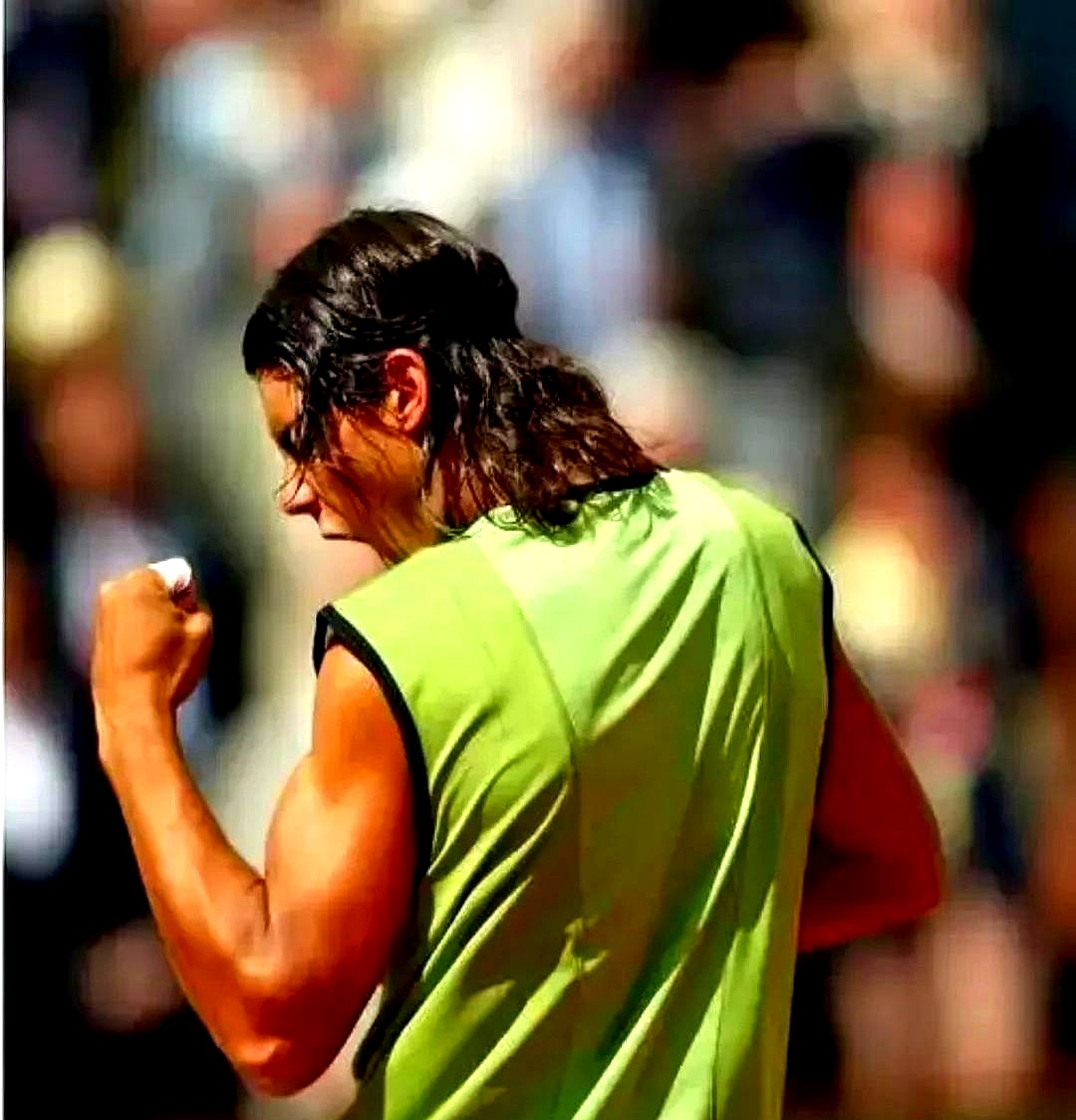 纳达尔在篮网比赛中险胜，领先优势明显引发热议！观众掌声雷动(引得现场观众掌声不断)