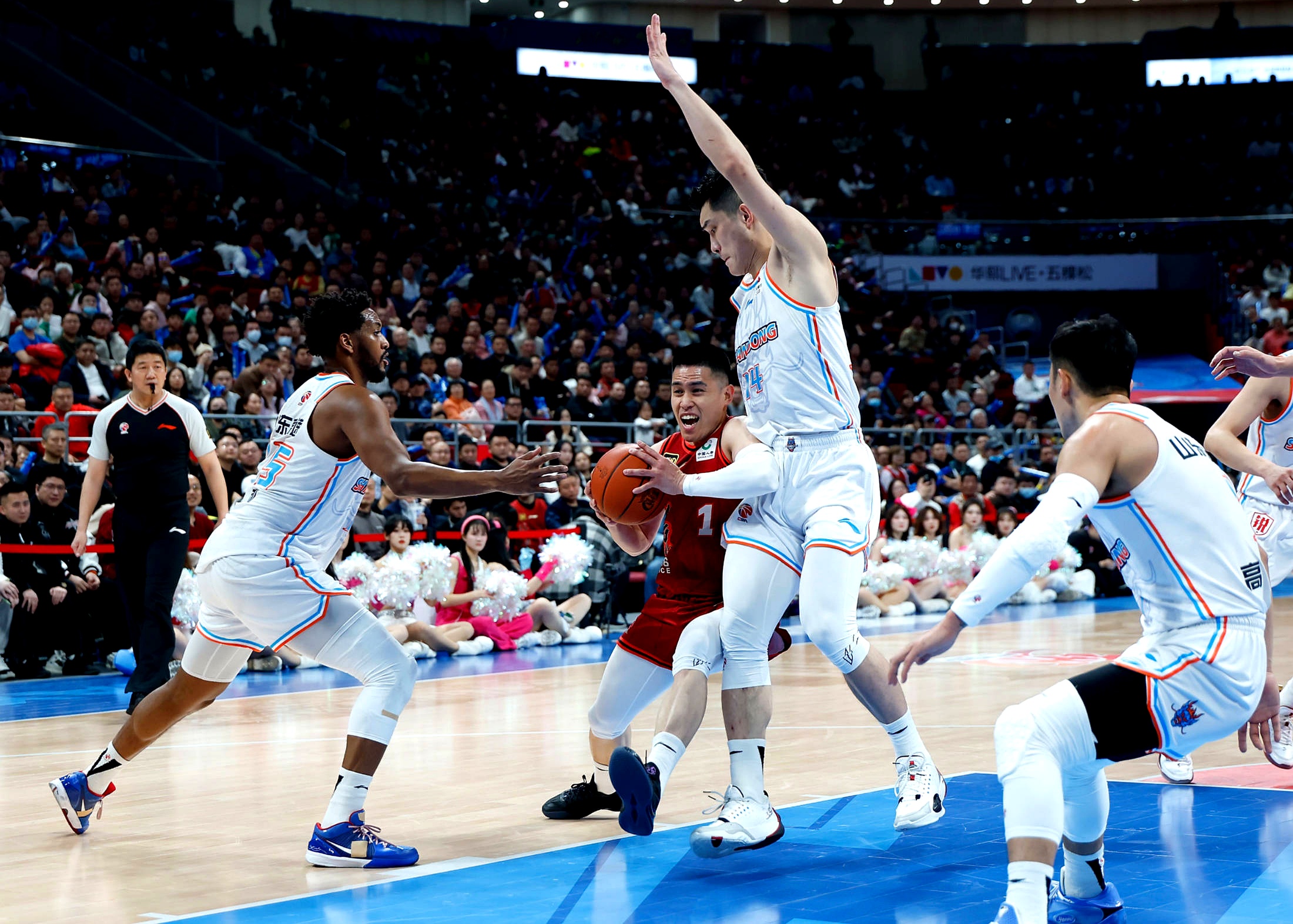 清晨山东男篮备战CBA常规赛，单刀错失细节曝光，气氛紧张，赛程密集仍需轮换的简单介绍