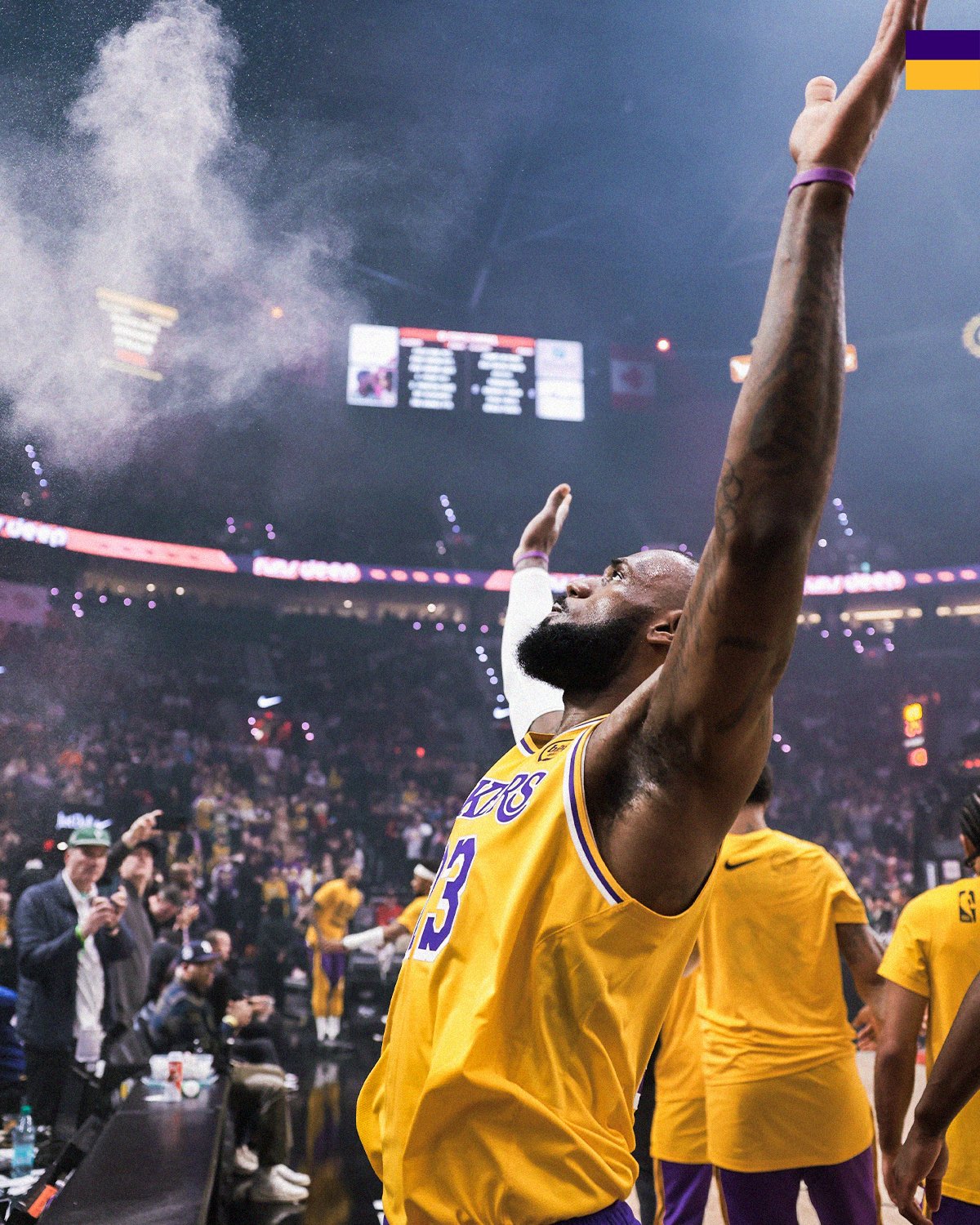 詹姆斯回归赛场，精彩发挥首场状态亮眼，老鹰观众沸腾！的简单介绍